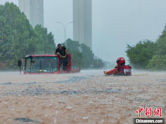 湖北咸宁暴雨引发内涝 消防营救疏散民众