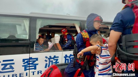湖北咸宁暴雨引发内涝 消防营救疏散民众