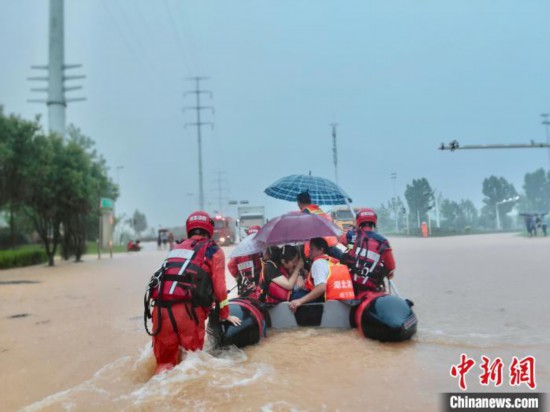 湖北咸宁暴雨引发内涝 消防营救疏散民众