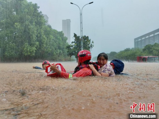 湖北咸宁暴雨引发内涝 消防营救疏散民众