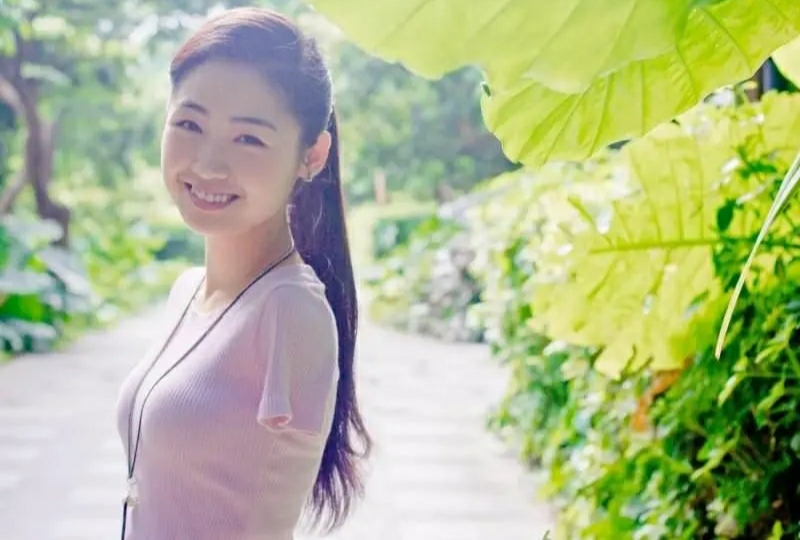 陕西一断臂女孩靠十字绣逆袭成功，她时如何用脚绣十字绣的？