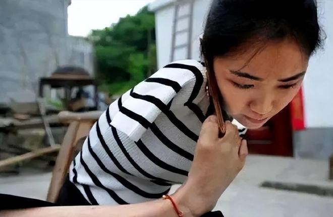 无臂女孩杨佩：9岁失去双臂，24岁当老板，靠双脚打败命运