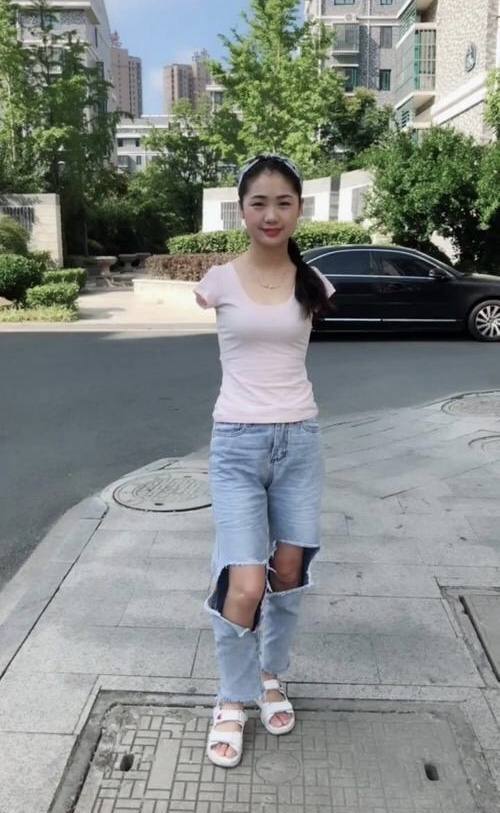 无臂女孩杨佩：9岁失去双臂，24岁当老板，靠双脚打败命运