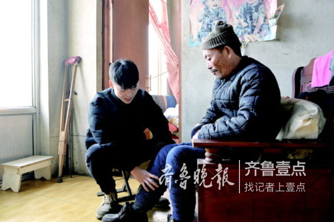 泰安俩大学生免费上门护理，偏瘫卧床的大爷站起来了