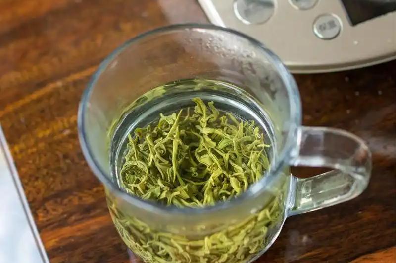 长期喝白开水和长期喝茶的人，谁会更健康？你喜欢喝水还是喝茶？