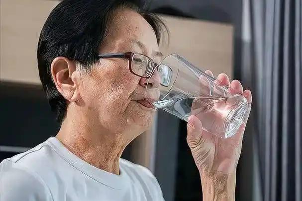 长期喝白开水和长期喝茶的人，谁会更健康？你喜欢喝水还是喝茶？