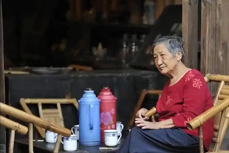 长期喝白开水和长期喝茶的人，谁会更健康？你喜欢喝水还是喝茶？