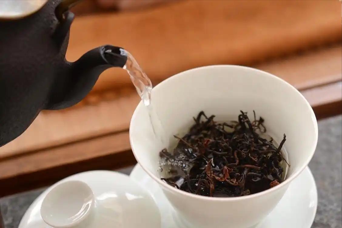 长期喝白开水和长期喝茶的人，谁会更健康？你喜欢喝水还是喝茶？