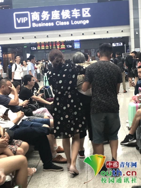大学师生计划开展“三下乡”义诊 候车室中勇救8旬老人