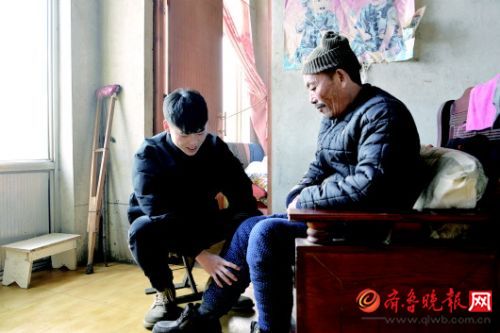 大学生免费上门护理半年多 偏瘫卧床的大爷能走道了