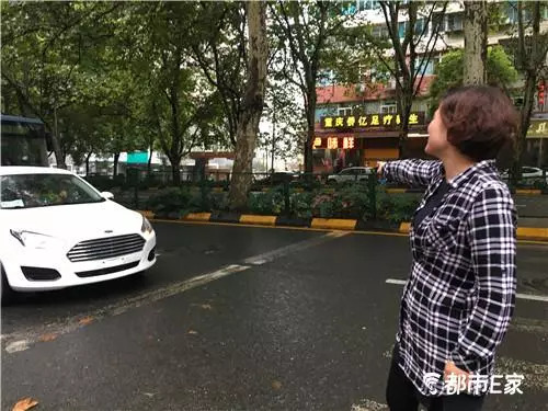 跪地救人，护校“最美女孩”走红！她却说：“能救人很欣慰”网友：可爱！