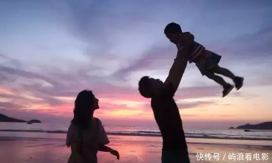 王雷晒全家福旅游照，与李小萌四目对视秀恩爱，2岁儿子瘦了高了