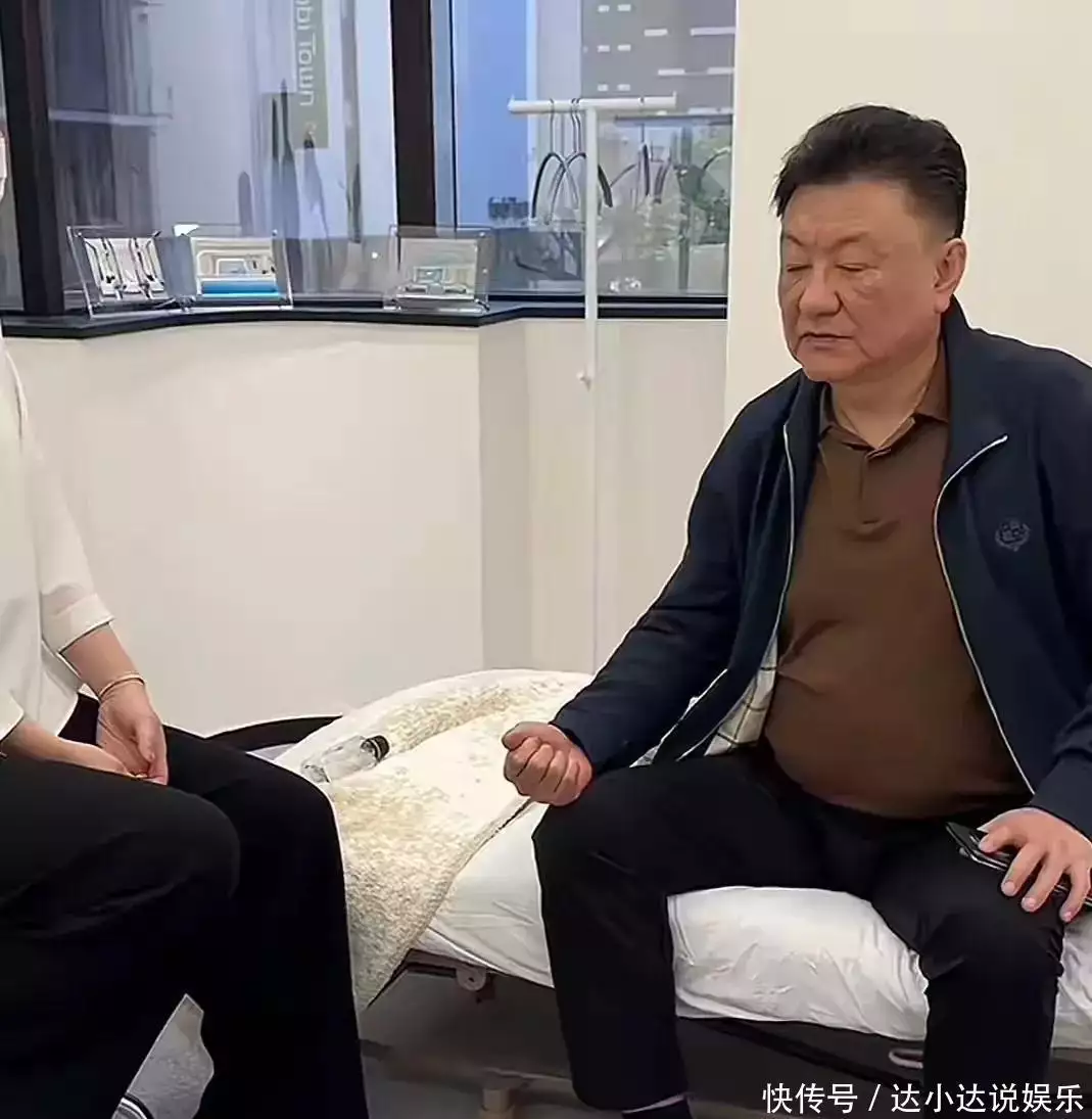 央视退休主持人王宁疑日本做大血净，腹部突出明显，脸肿面色发暗