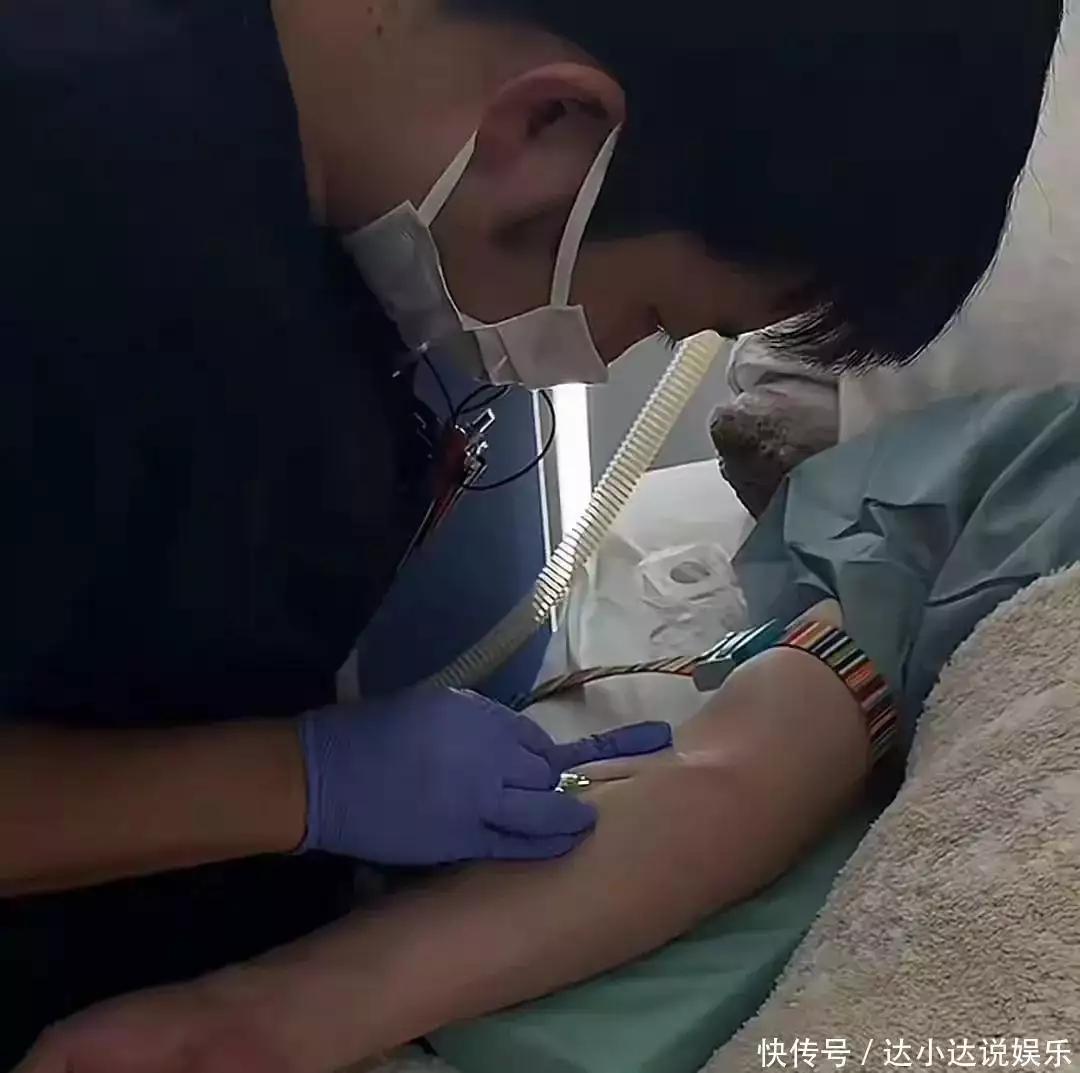 央视退休主持人王宁疑日本做大血净，腹部突出明显，脸肿面色发暗