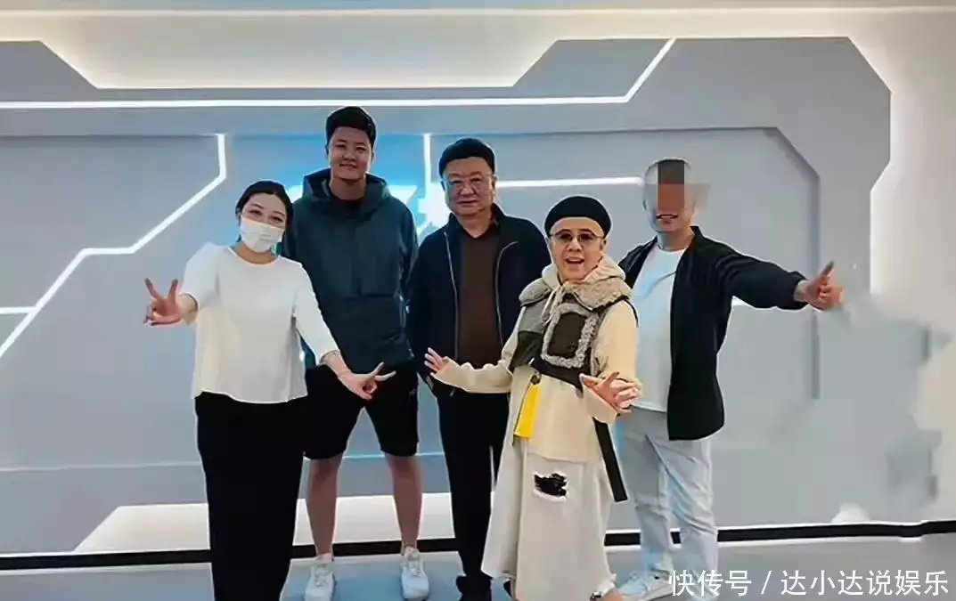 央视退休主持人王宁疑日本做大血净，腹部突出明显，脸肿面色发暗