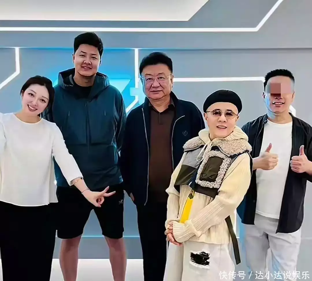 央视退休主持人王宁疑日本做大血净，腹部突出明显，脸肿面色发暗