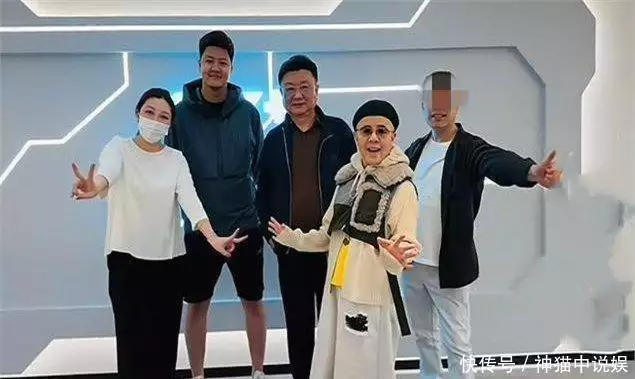 央视前主持王宁日本做大血净，面容憔悴全家出动，知情人曝更多