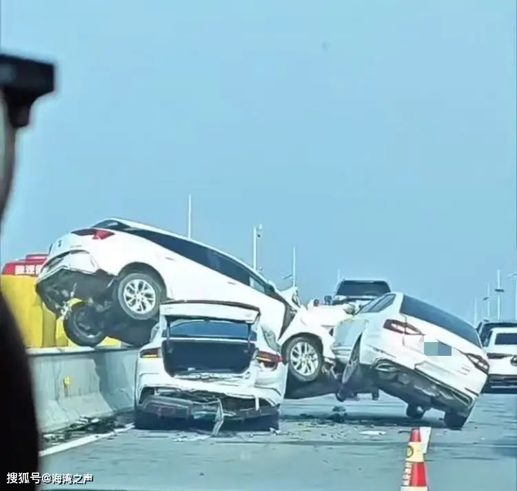 高速变道致连环车祸，白车“骑”隔离栏压住另一车，江西交警回应
