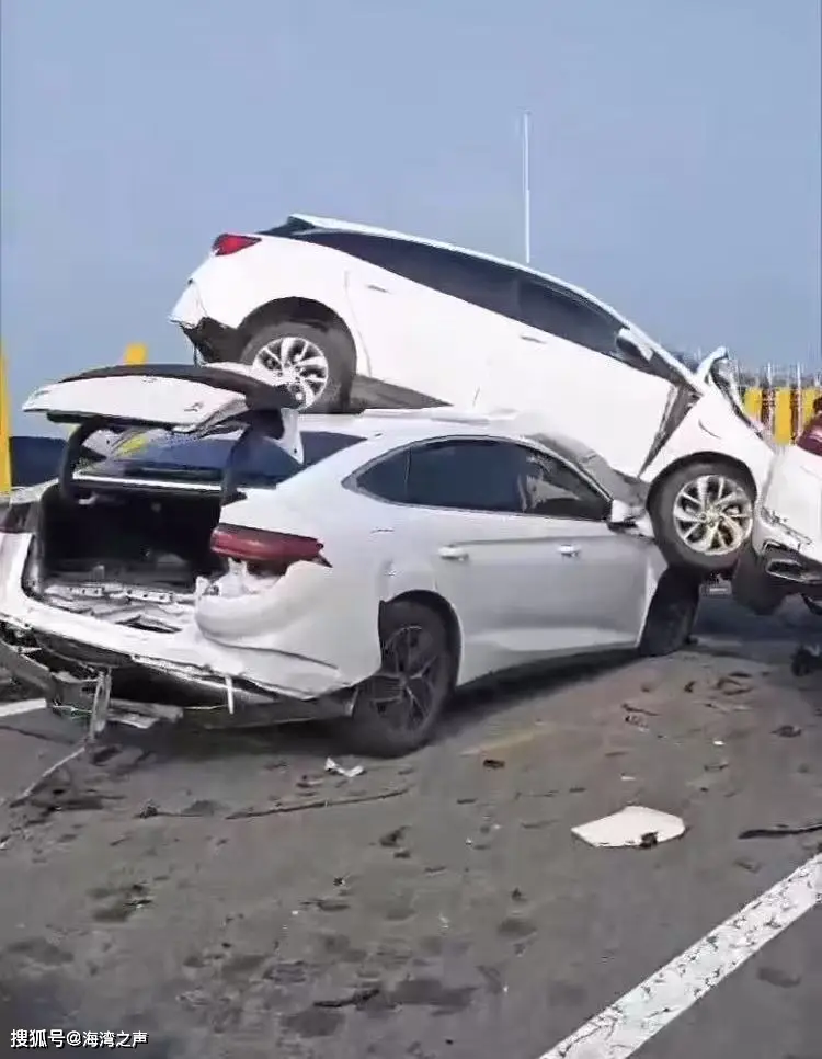 高速变道致连环车祸，白车“骑”隔离栏压住另一车，江西交警回应
