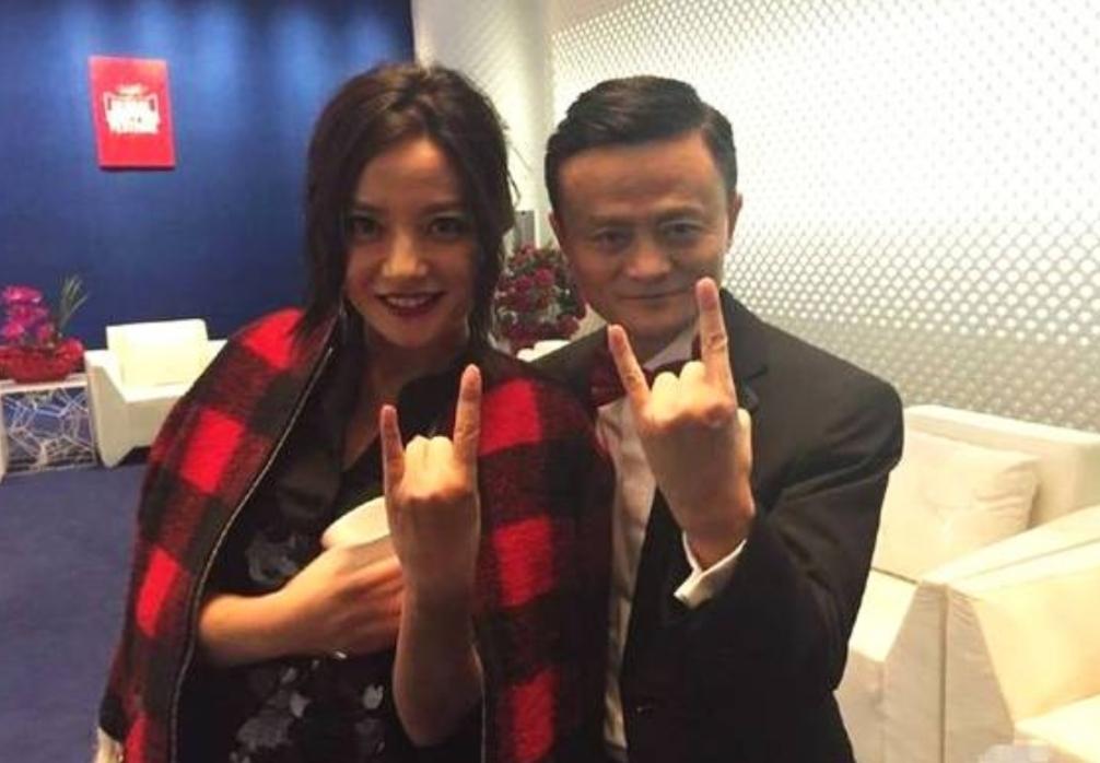 吴亦凡被批捕，都美竹点赞！顶流塌房，暴露明星与资本的隐秘关系