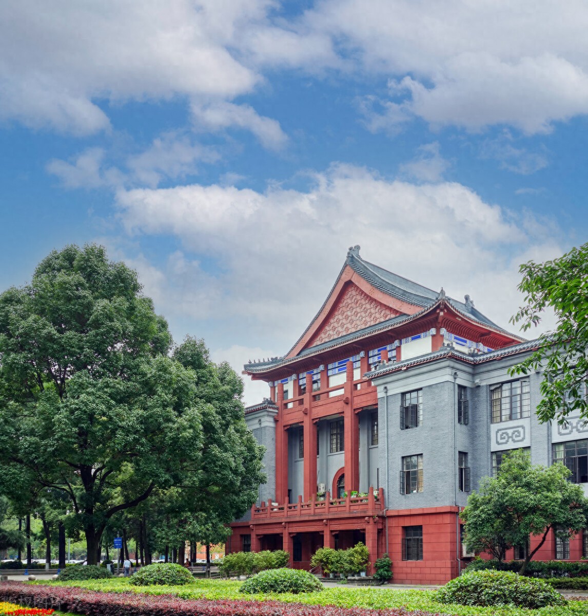 新闻学专业学什么？新闻学专业实力最强的20所高校是哪些？