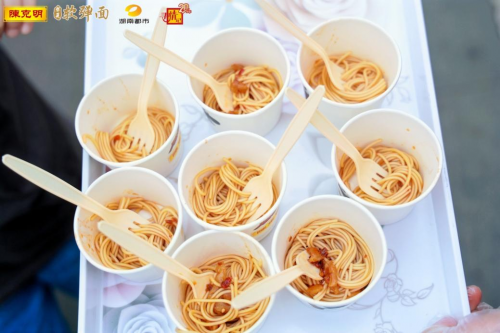 湖南都市《寻情记》20周年 携手冠名品牌陈克明举行端午公益活动