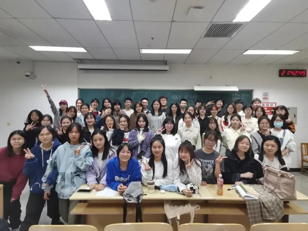 微团课·青春起航｜新闻学院2022级新闻班红旗团支部风采展示