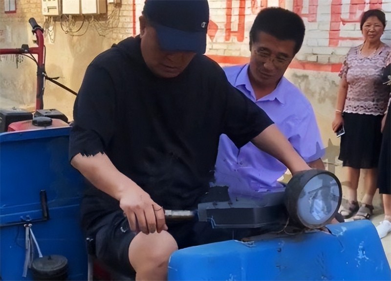 毕福剑在农村生活开手摇三轮，蹲地修车显吃力，腿有淤青脸涨通红