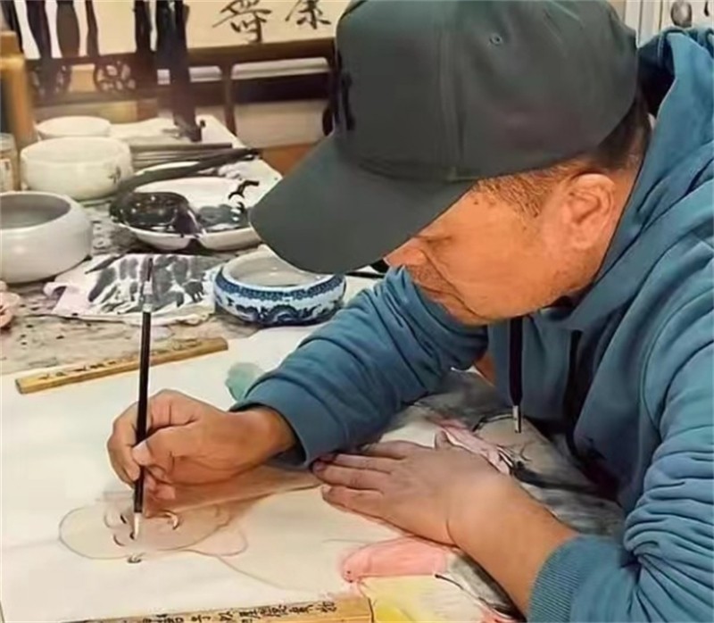 毕福剑在农村生活开手摇三轮，蹲地修车显吃力，腿有淤青脸涨通红