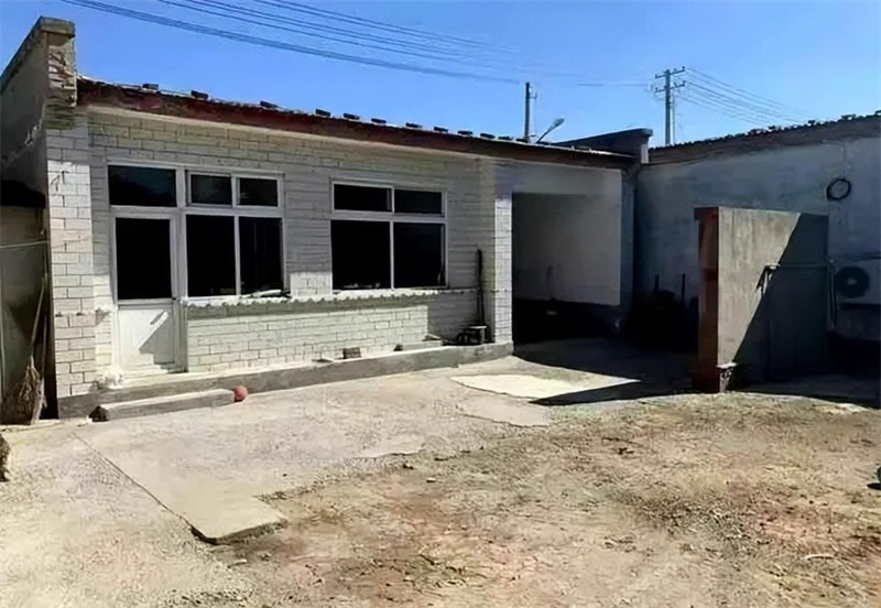 毕福剑在农村生活开手摇三轮，蹲地修车显吃力，腿有淤青脸涨通红