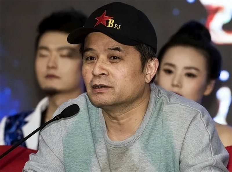 毕福剑在农村生活开手摇三轮，蹲地修车显吃力，腿有淤青脸涨通红