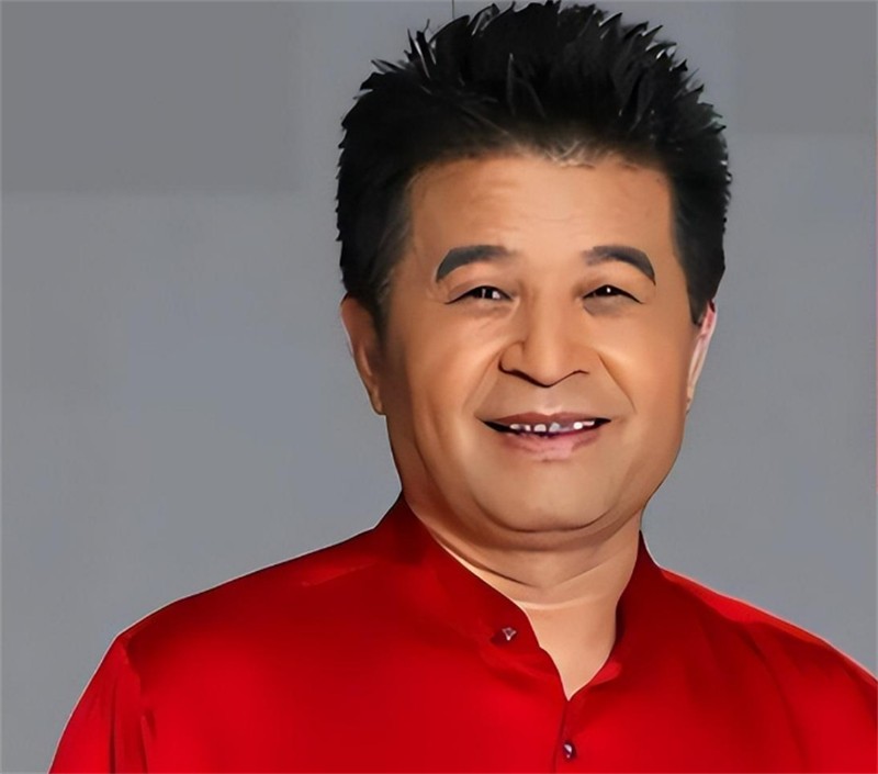 毕福剑在农村生活开手摇三轮，蹲地修车显吃力，腿有淤青脸涨通红