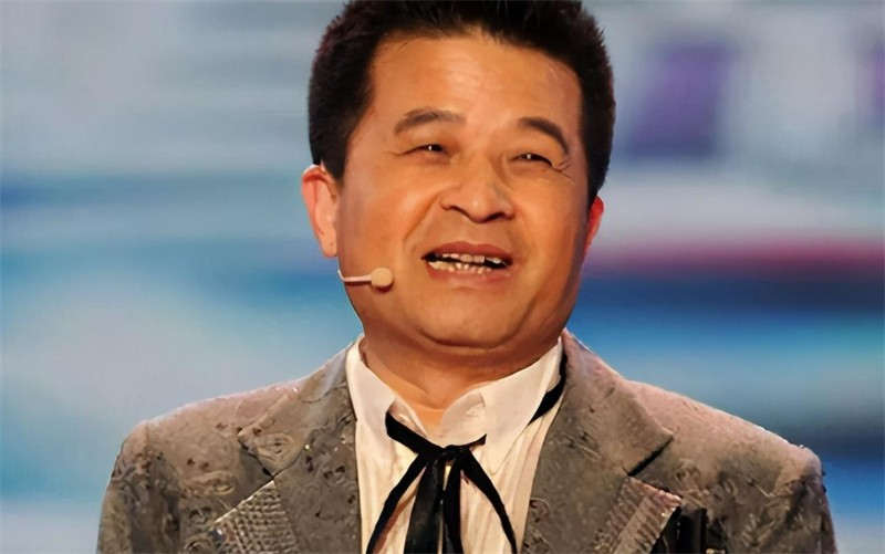 毕福剑在农村生活开手摇三轮，蹲地修车显吃力，腿有淤青脸涨通红