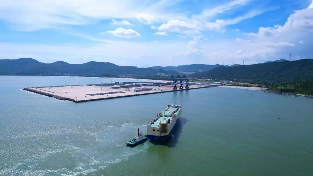 深汕小漠国际物流港首次独立包船 出口1580辆汽车