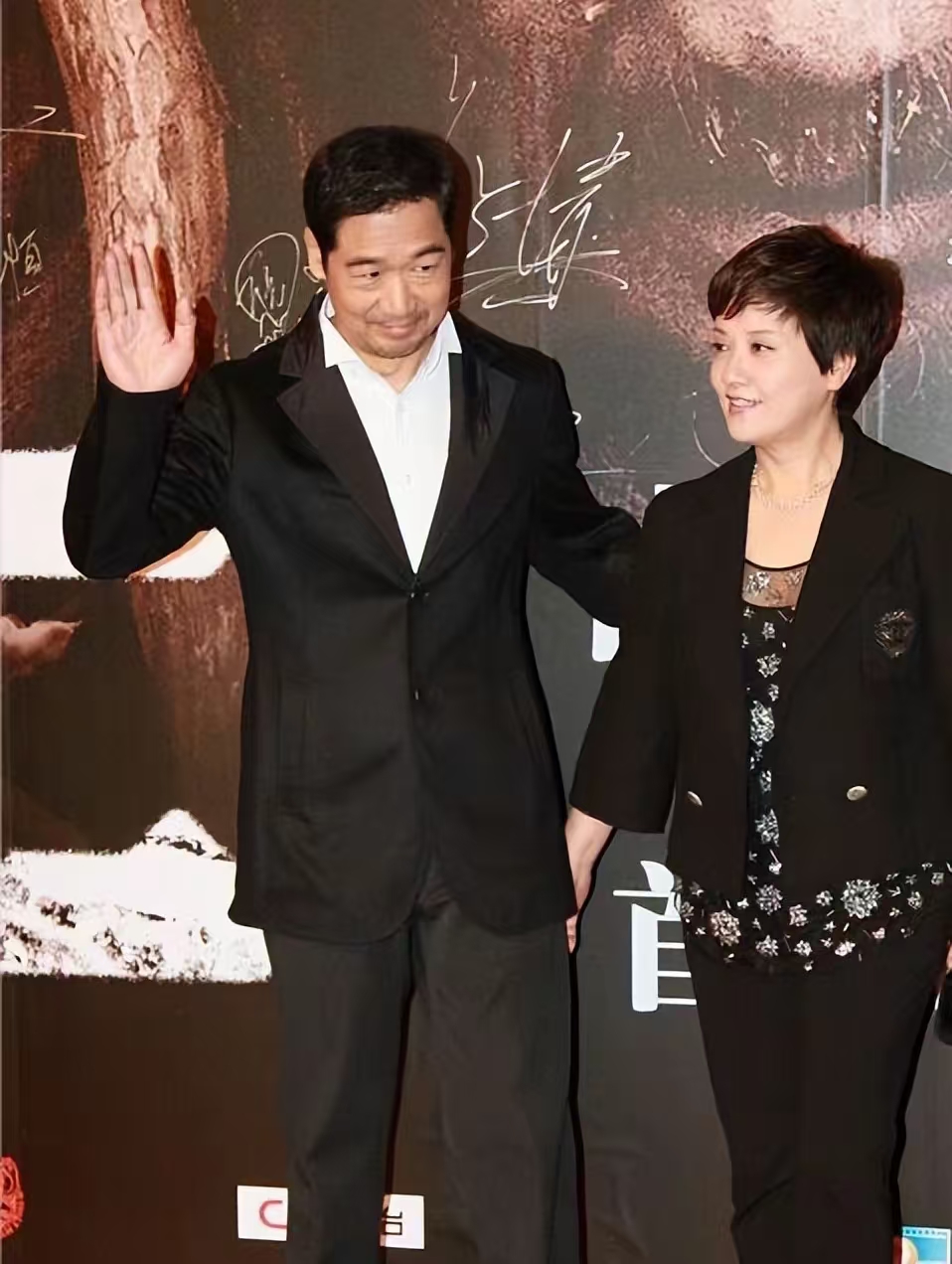 邓婕现状：离婚协议成她一生的痛，继子不争气，养女越长越像丈夫