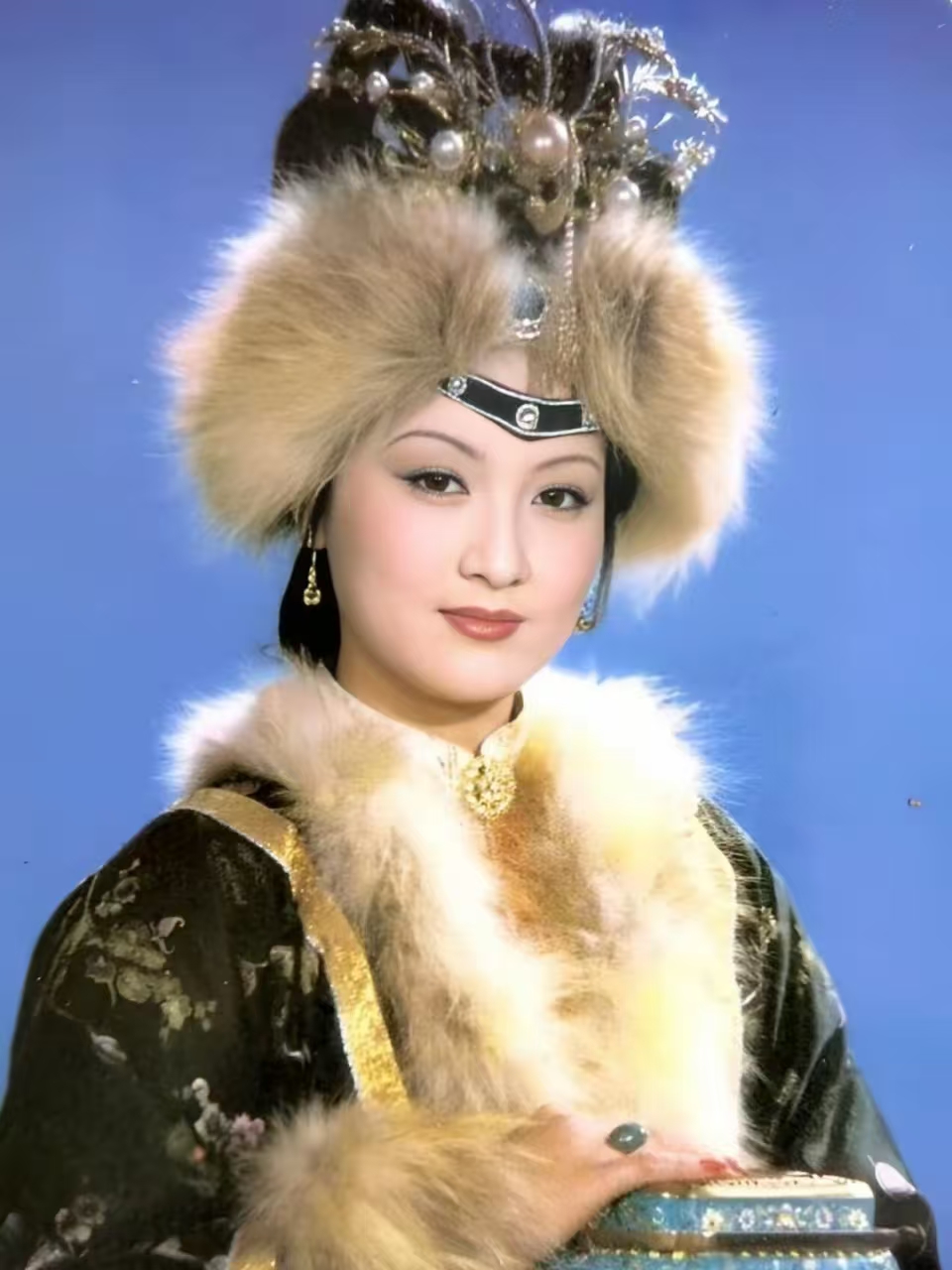 邓婕现状：离婚协议成她一生的痛，继子不争气，养女越长越像丈夫