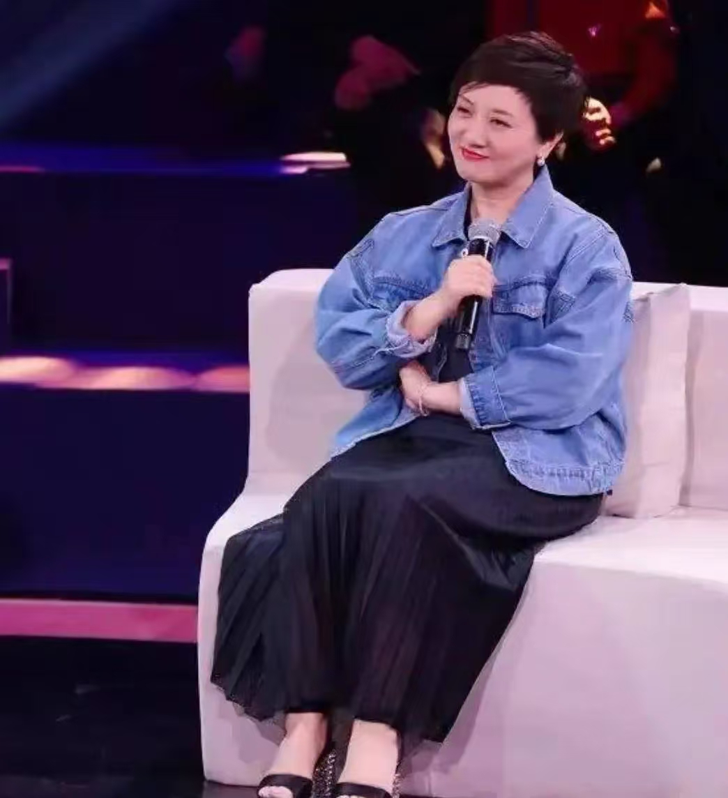 邓婕现状：离婚协议成她一生的痛，继子不争气，养女越长越像丈夫
