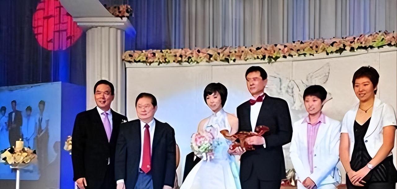 与袁立分手的徐威，转身娶了大魔王张怡宁，如今15年过去现状如何