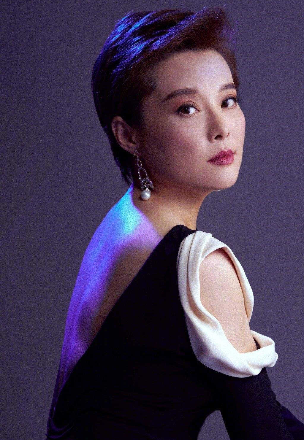 袁立：嫁给了外国人，才会知道中国男人的好，三婚终于收获幸福