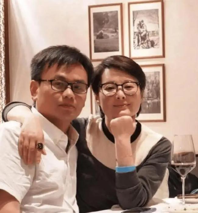 爆料张国立丑闻后，三婚老公官宣袁立重大决定，这才是她真实心声