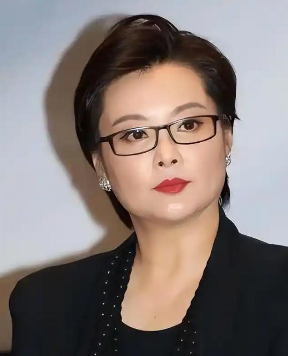 爆料张国立丑闻后，三婚老公官宣袁立重大决定，这才是她真实心声
