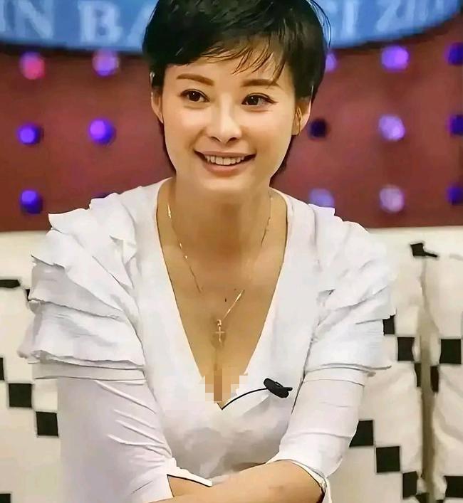 爆料张国立丑闻后，三婚老公官宣袁立重大决定，这才是她真实心声