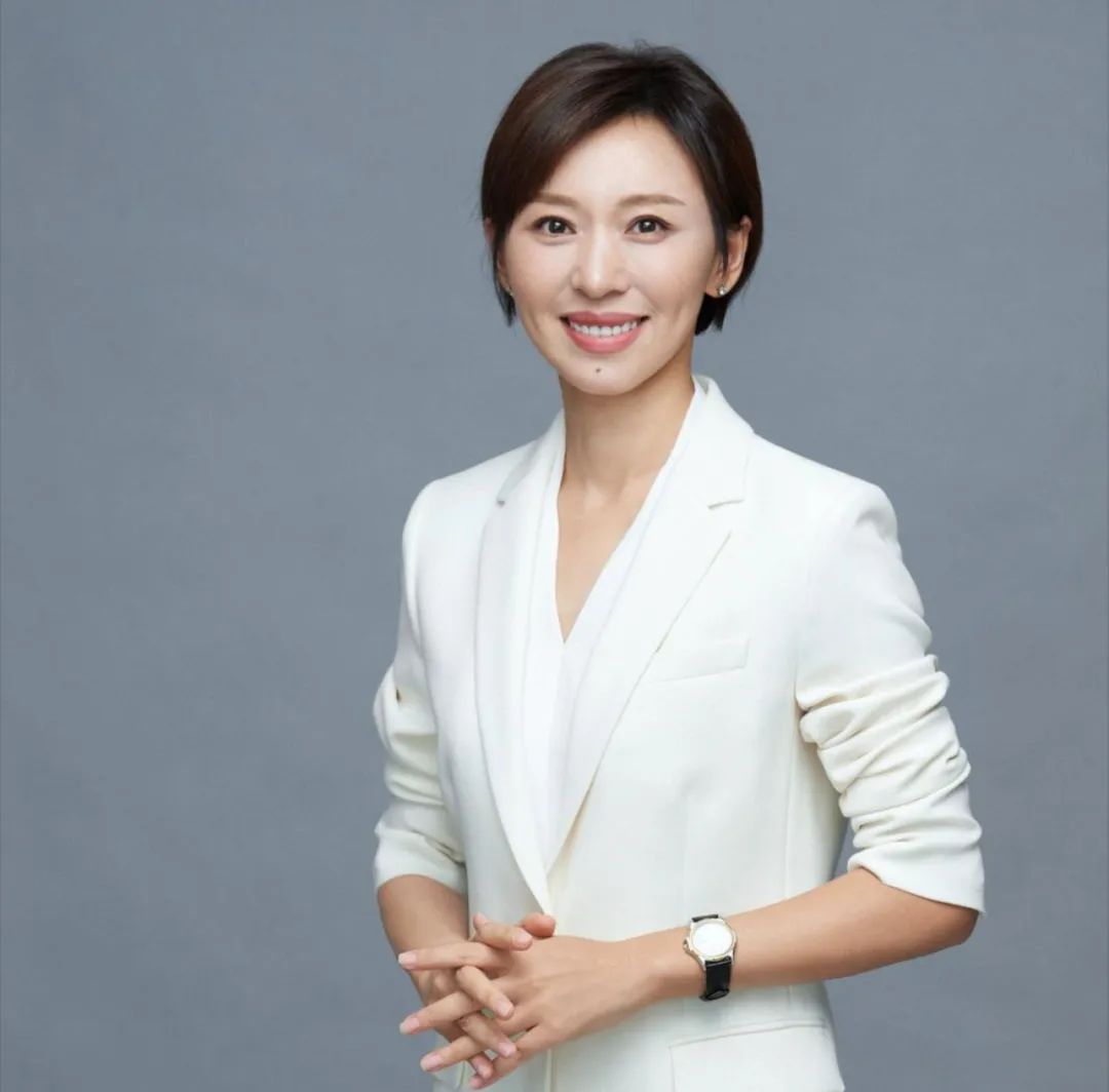 48岁前央视主持人欧阳夏丹被网友催婚催育，回应养老问题：老了找护理、病痛找陪护，挺好！