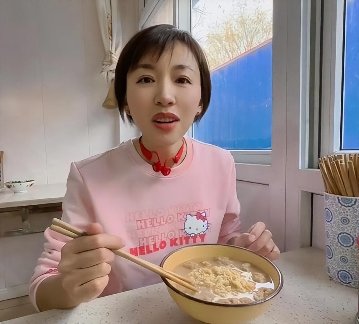 主持人欧阳夏丹，离开央视后几乎没有固定的职业，46岁还是单身