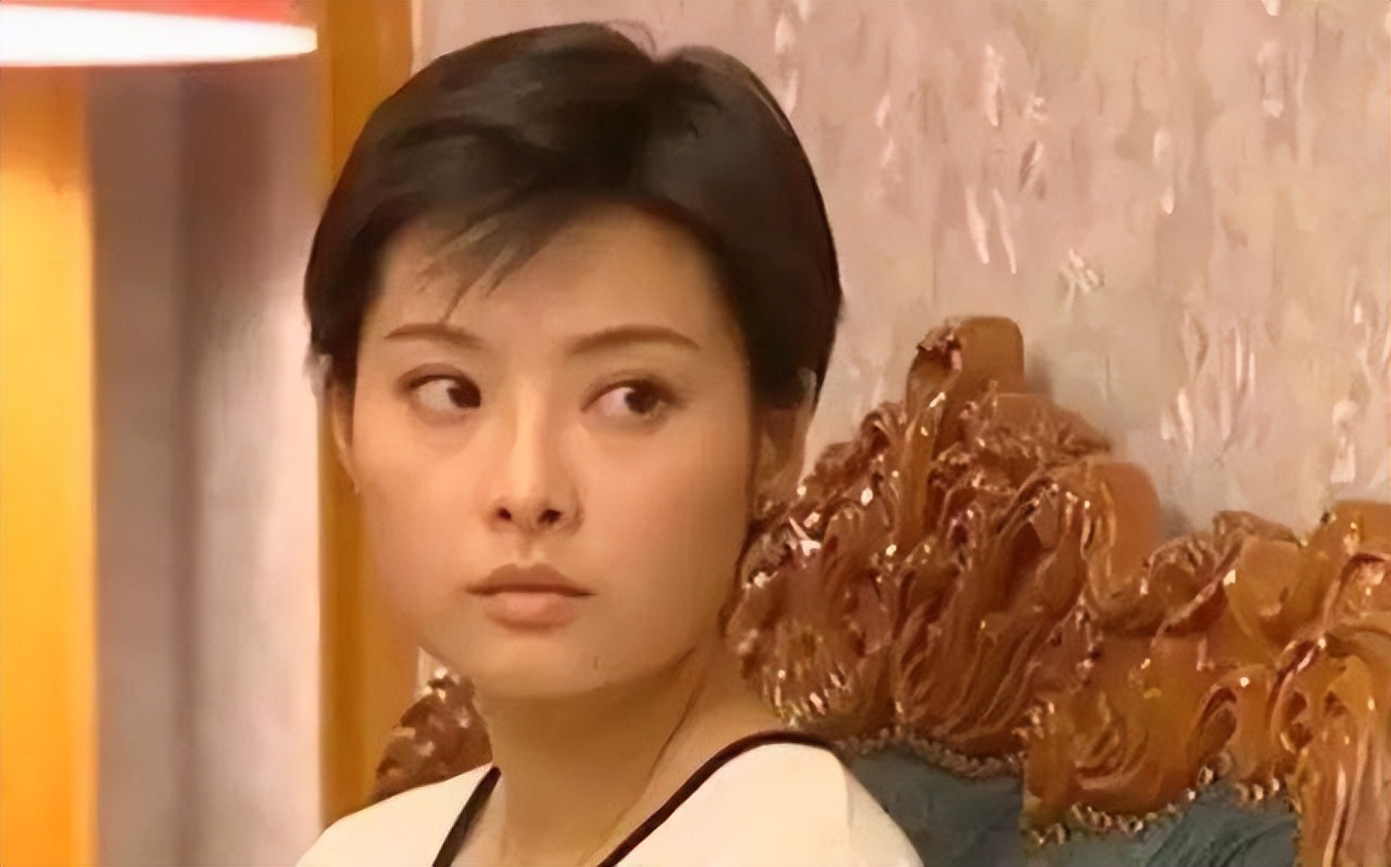 当年，大富豪徐威爱上了小12岁的袁立，他买了两套四合院送给袁立