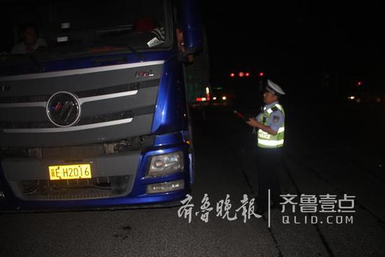 聊城：男子开下线出租车非法营运被现场查处