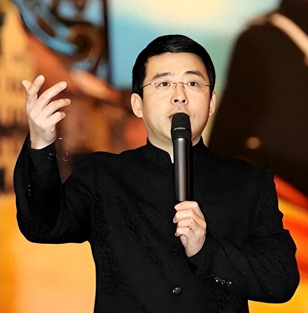 那个曾扬言让中国给全世界道歉，惨遭央视开除的阿丘，如今怎样了