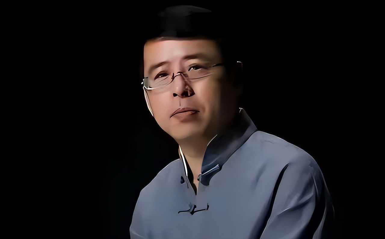 那个曾扬言让中国给全世界道歉，惨遭央视开除的阿丘，如今怎样了