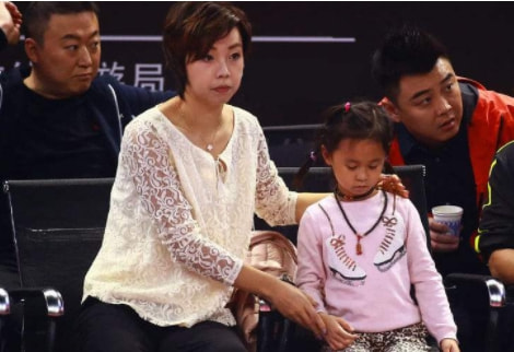 嫁大20岁富商育1儿1女，如今张怡宁保养年轻，老公却是花甲之年