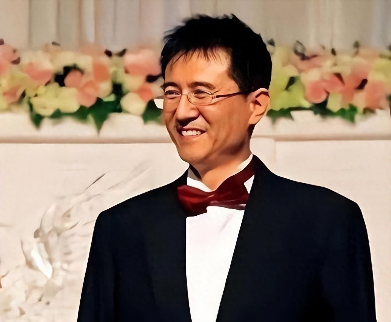 袁立：被富豪宠12年仍不愿结婚，现50岁嫁穷诗人